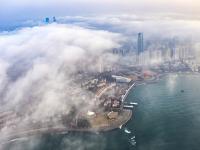 青岛现平流雾奇观，云蒸霞蔚宛如仙境！
