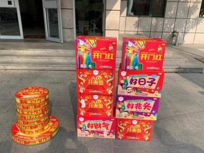 胶州一“喜铺”偷卖烟花爆竹，女店主被拘留5天！警方发出提醒