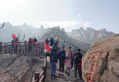 新春第一天，市民游客登崂山祈福