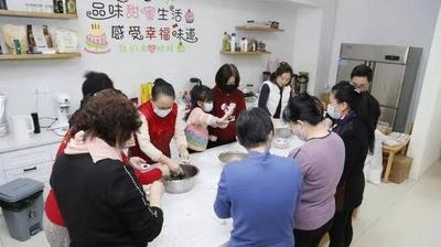 手作汤圆送给辖区独居高龄老人，沧口街道举行元宵喜乐会