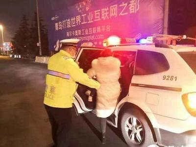 莱西两岁幼儿除夕夜被鞭炮炸伤，青岛交警迅速出警护送就医