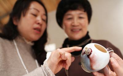 “瓷”绘牛年 动起巧手喜迎新春