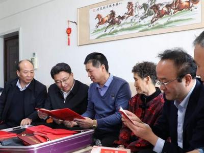 英雄团长祁发宝最新照片曝光！他手上拿的东西让人心疼……