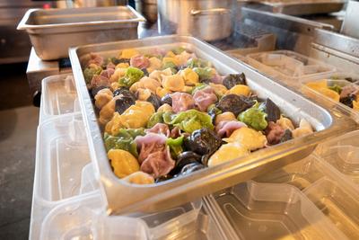 小年暖心礼，爱心企业送彩色水饺致敬留青环卫工作者