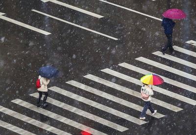 电影质感画面！高清实拍雨雪交织下的路口