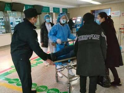 暖心！城阳一男子乘车突发心脏病，民警开道仅用8分钟送医