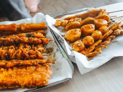 儿时的味道！这一口老青岛炸串火了20年