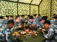 野外驻训 看防化兵们的必备技能