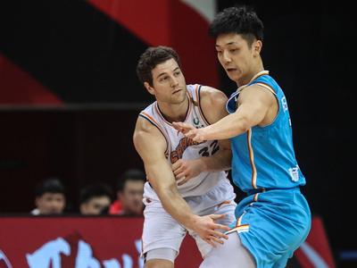 亚当斯不敌“寂寞大神”！青岛男篮负于上海队结束CBA第二阶段征程