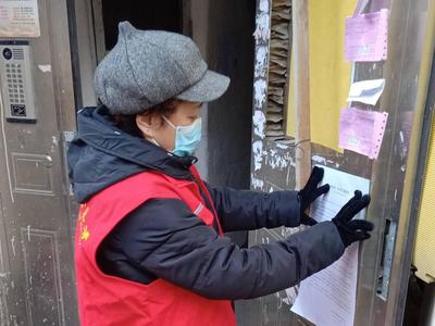 独居老人突发疾病晕倒在家，好楼长例行查看上演生死时速　
