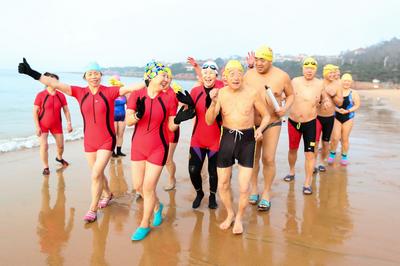 坚持57年！青岛95岁老人冬泳迎新春