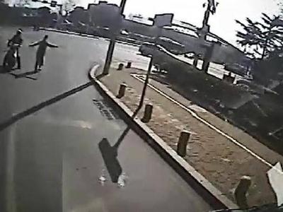 “最美骑士”你在哪？青岛一乘客公交车上丢包，陌生摩托车主载着她连追8站