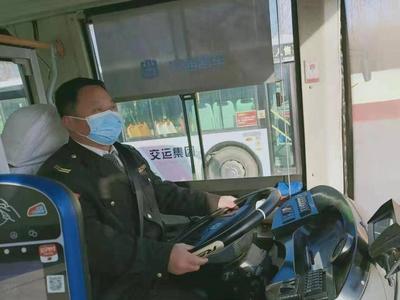 青岛一公交驾驶员连闯两红灯为哪般？背后故事很暖心……