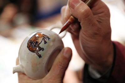 “瓷”绘牛年 动起巧手喜迎新春