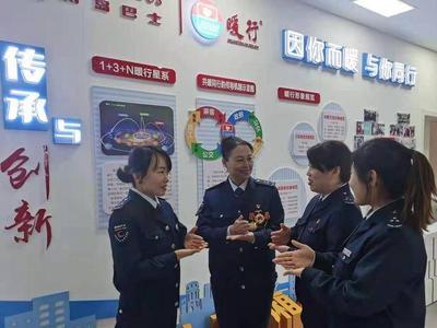 青岛公交车厢试点推广实用性礼仪服务，这条沿海旅游线路“尝鲜”