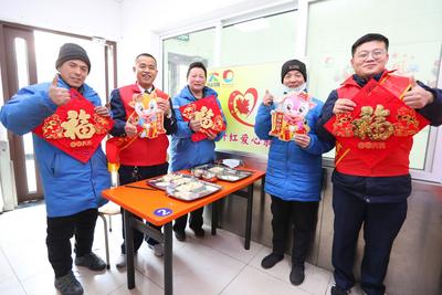 包饺子送耳帽，留青“快递小哥”温暖过小年