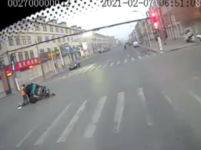 点赞！胶州街头，三轮车侧翻在地、一人被压车下……路人的举动亮了