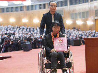 张桂梅获全国脱贫攻坚楷模荣誉称号，至今已帮助1800多名女孩走出大山