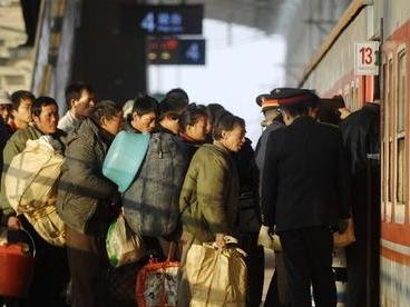 大年初一全国春运预计发送旅客938万人次，较常年大幅下降