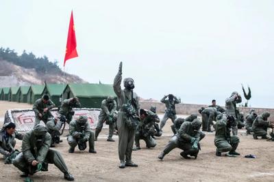 野外驻训 看防化兵们的必备技能