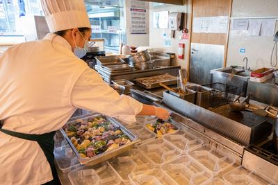 小年暖心礼，爱心企业送彩色水饺致敬留青环卫工作者