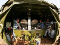 野外驻训 看防化兵们的必备技能