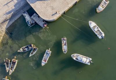 唐岛湾海水结冰，渔船与海冰相映成景