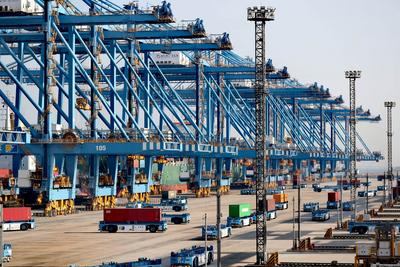 青岛港口作业忙 实现开门红