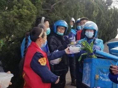 除夕街头暖心一幕：留青过年的外卖小哥吃上热乎乎的饺子