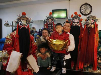 梨园欢歌闹元宵，老少戏迷都爱看