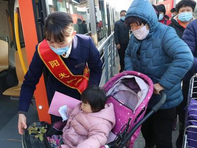 临近年关，把好“安全”关！城阳有轨电车与交警联合开展志愿宣传