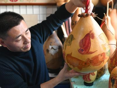 年味浓 手艺人葫芦烙画庆新春