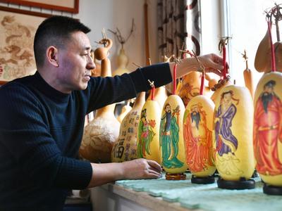 年味浓 手艺人葫芦烙画庆新春