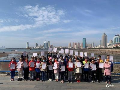 捡拾海洋垃圾、向市民游客科普海洋保护知识……青岛这群志愿者“扮靓”第六海水浴场