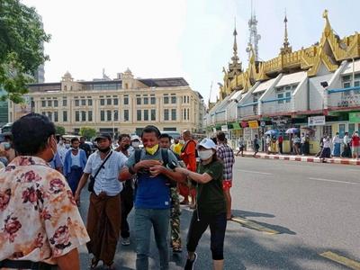 缅甸仰光等多地发生街头冲突，多名记者在采访过程中被打伤