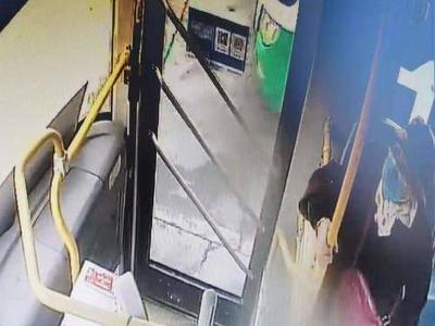 青岛八旬老太坐车“犯迷糊”，驾驶员和民警接力送她回家 
