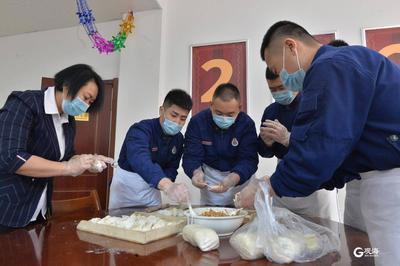 迎新春澳门路社区为消防员包饺子送温暖
