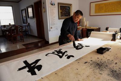 就地过年  画家村里翰墨飘香