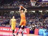 6000余名球迷现场观赛，这一夜青岛很燃