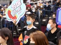 6000余名球迷现场观赛，这一夜青岛很燃