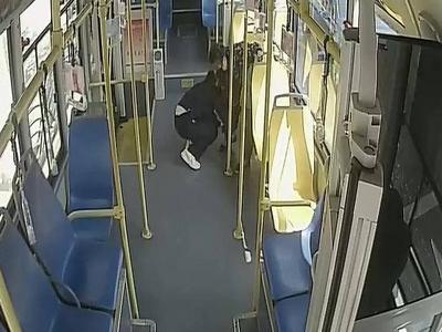 青岛公交暖心一幕：老年乘客鞋带松了，她弯腰蹲下帮系紧