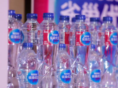 每年上千万瓶“半瓶水”被扔掉，会桌上的浪费何时休？