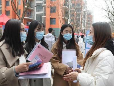 青岛中德生态园举行春季招聘会，394人现场达成初步意向