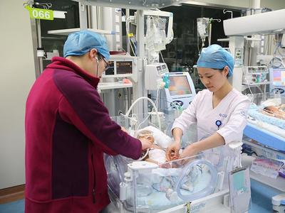 为什么儿科医生紧缺？一个民生问题引发代表热烈讨论