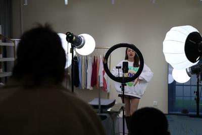 见证青岛：在即墨古城，记者和大V体验的古代乐器叫什么？