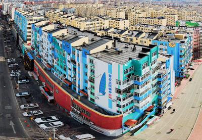 五彩涂鸦画上墙，青岛老楼春日换“新衣”