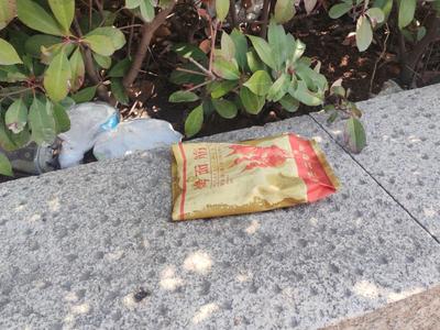 记者在现场 |食物残渣散异味，即墨古城停车场外绿化带中垃圾多