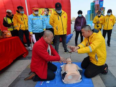 义诊、理发……赶大集式的学雷锋，快看！