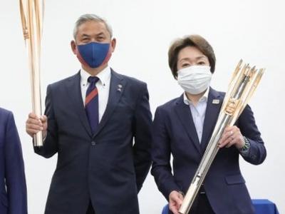 东京奥运火炬传递25日开始，日本女足功勋教练佐佐木则夫率队员跑第一棒