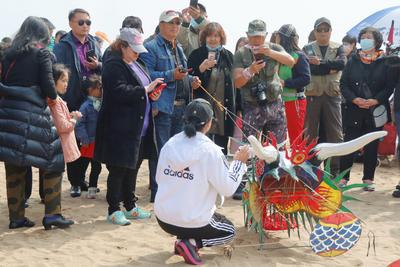 忙趁东风放纸鸢，石老人的上空有点热闹